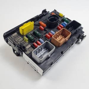 CAJA RELES / FUSIBLES 9661708180 CITROEN C3 Autodesguaces Alicante