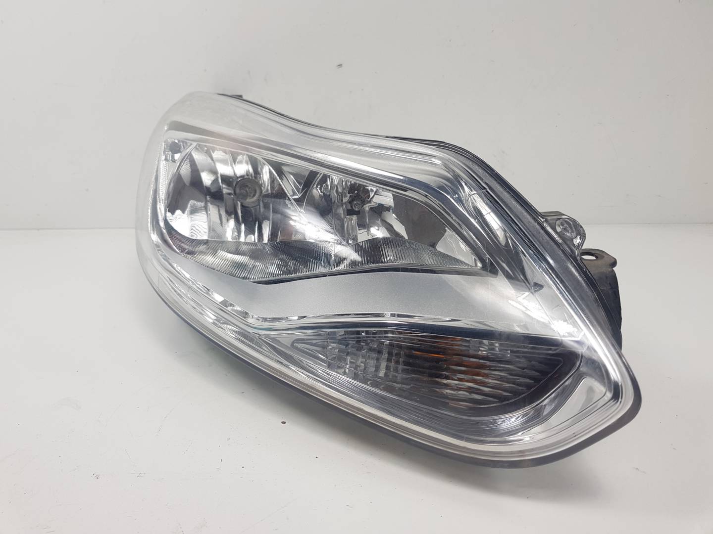 FARO DERECHO - 2020001109 - FORD - FOCUS TURN. (CB8)