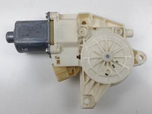 MOTOR ELEVALUNAS TRASERO IZQUIERDO A2048200642 MERCEDES CLASE C (W204) BERLINA Autodesguaces Alicante
