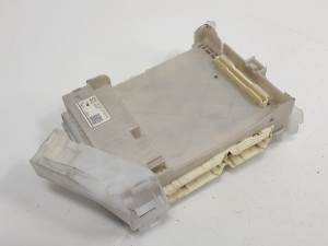 CAJA RELES / FUSIBLES 8273047550A TOYOTA PRIUS+ Autodesguaces Alicante