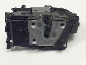 CERRADURA PUERTA TRASERA DERECHA 825002104R RENAULT CLIO IV Autodesguaces Alicante