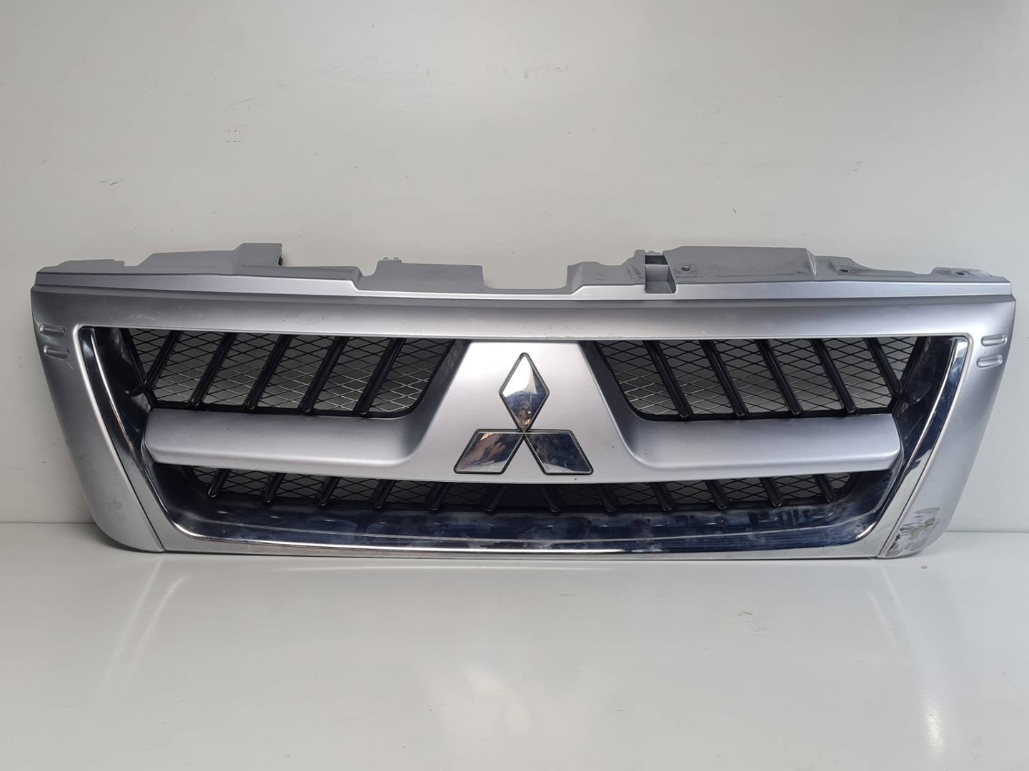 REJILLA DELANTERA - MN117713 - MITSUBISHI - MONTERO (V60/V70)