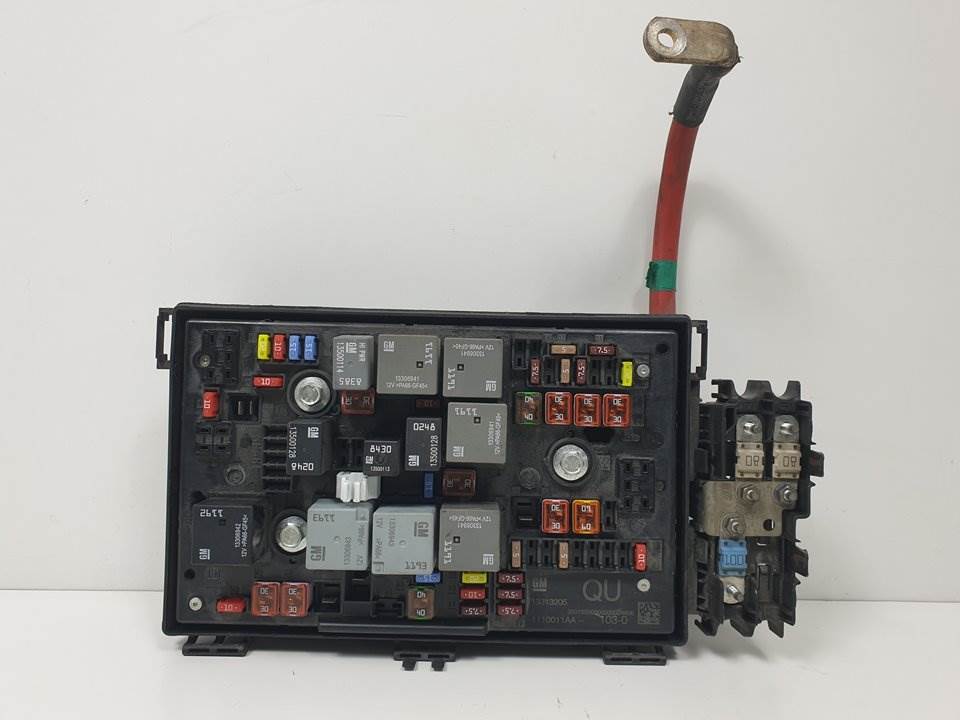 Boîte à fusibles / relais - 13313205 - OPEL - ASTRA J LIM.