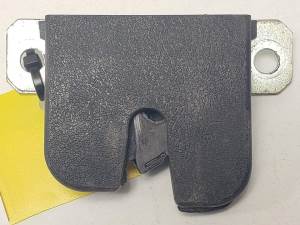 CERRADURA MALETERO / PORTON 6L6827505A SEAT IBIZA (6L1) Autodesguaces Alicante