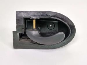 MANETA INTERIOR TRASERA IZQUIERDA YS6196FGA22601AF FORD FIESTA BERLINA (DX) Autodesguaces Alicante