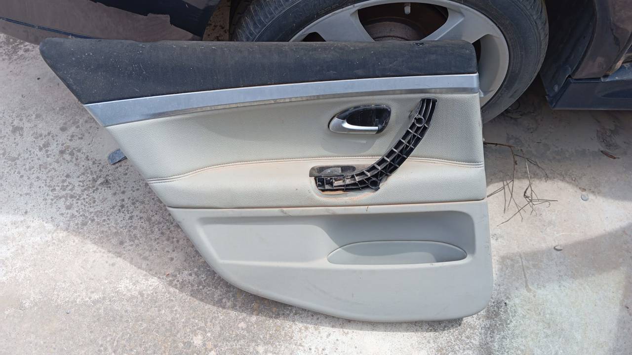 GUARNECIDO PUERTA TRASERA IZQUIERDA
