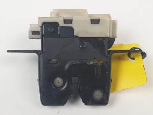 CERRADURA MALETERO / PORTON 8200076240E RENAULT CLIO III Autodesguaces Alicante