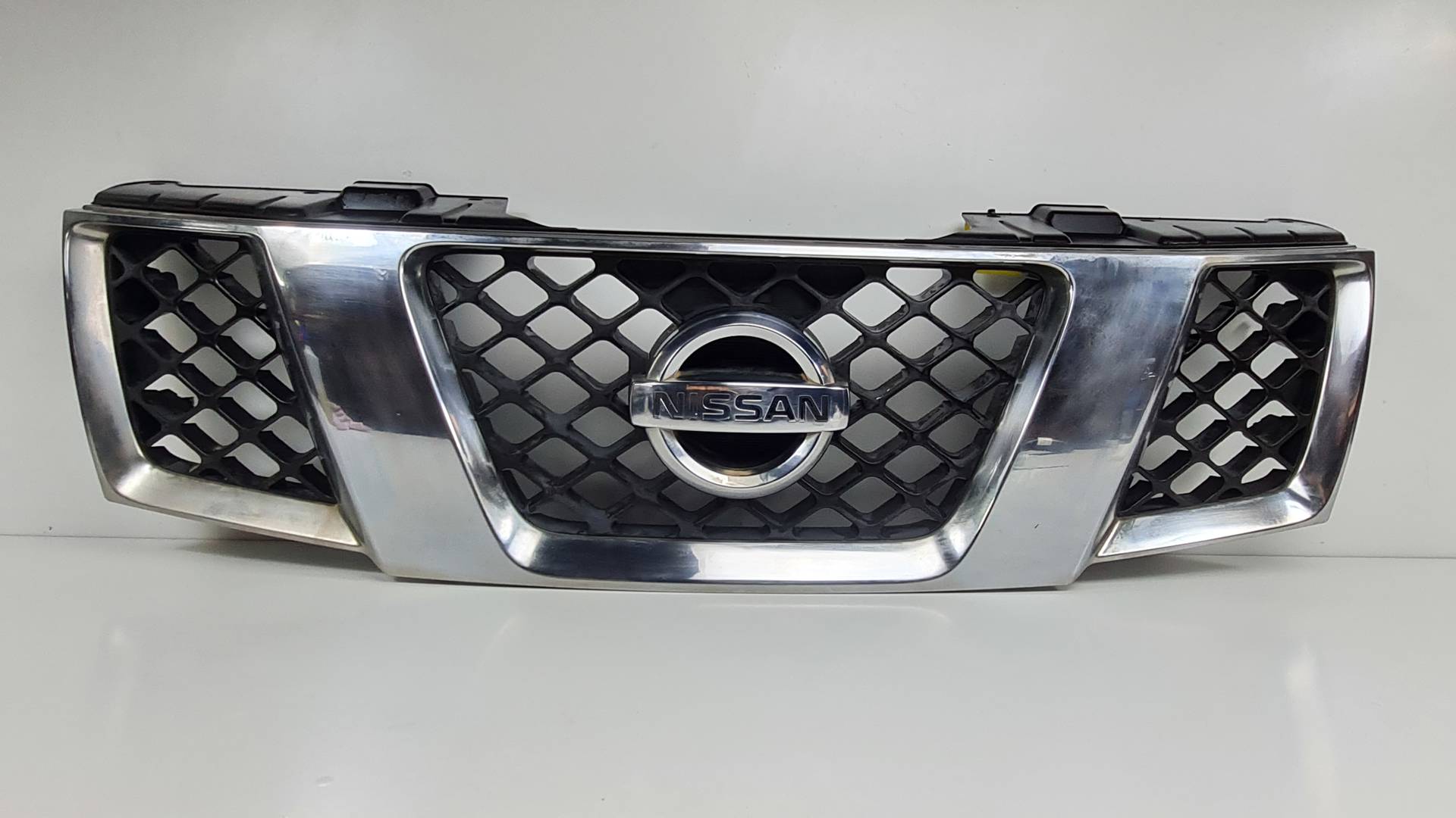 REJILLA DELANTERA - 2310EB400 - NISSAN - NAVARA PICK-UP (D40M)