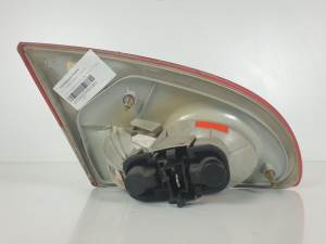 PILOTO TRASERO DERECHO INTERIOR 23300202 TOYOTA AVENSIS BERLINA (T22) Autodesguaces Alicante