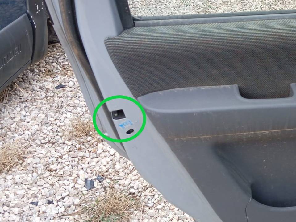 CERRADURA PUERTA TRASERA IZQUIERDA