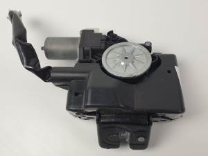CERRADURA MALETERO / PORTON T5161382A TOYOTA RAV4 Autodesguaces Alicante