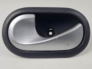 MANETA INTERIOR TRASERA IZQUIERDA 8247310579 RENAULT CLIO III Autodesguaces Alicante