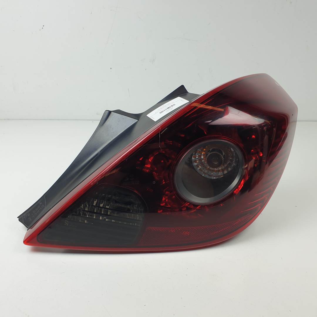 PILOTO TRASERO DERECHO - 13242812 - OPEL - CORSA D