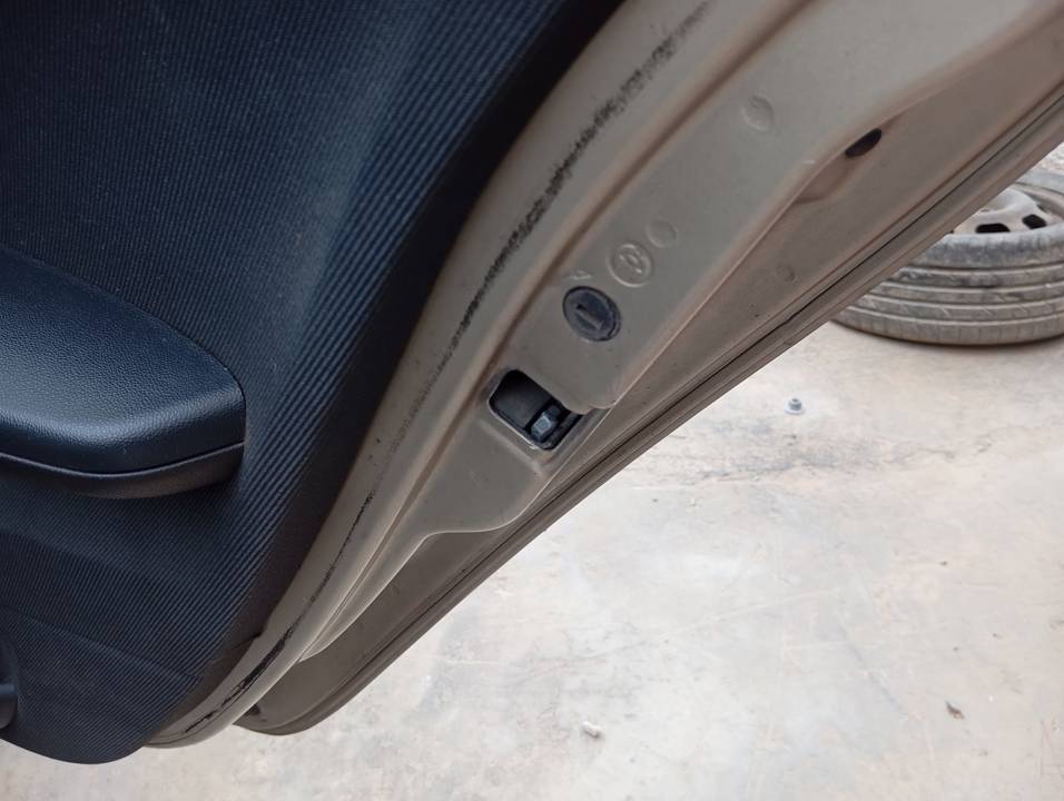 CERRADURA PUERTA TRASERA DERECHA