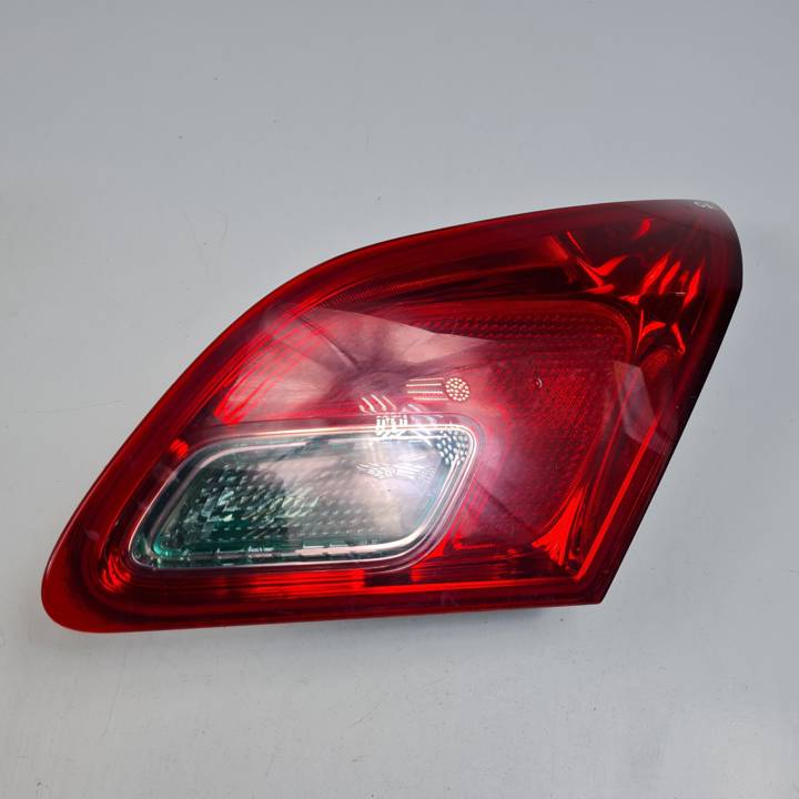 PILOTO TRASERO DERECHO INTERIOR OPEL ASTRA J LIM. Autodesguaces Alicante