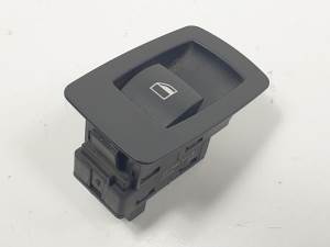 MANDO ELEVALUNAS TRASERO DERECHO 6945874 BMW SERIE 1 BERLINA (E81/E87) Autodesguaces Alicante