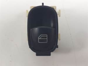 MANDO ELEVALUNAS TRASERO DERECHO A2038200210 MERCEDES CLASE C (W203) BERLINA Autodesguaces Alicante