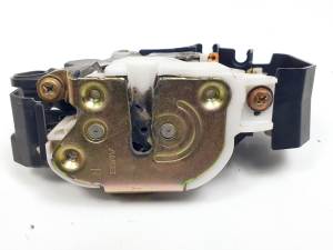 CERRADURA PUERTA DELANTERA DERECHA MITSUBISHI COLT BERLINA 3 (CZ) Autodesguaces Alicante