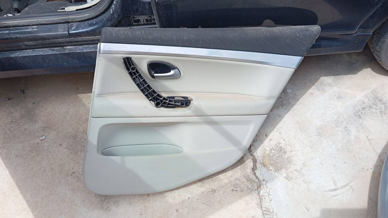 GUARNECIDO PUERTA TRASERA DERECHA