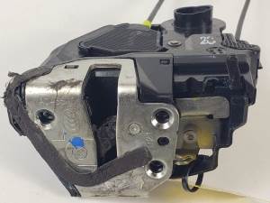 CERRADURA PUERTA TRASERA IZQUIERDA A046693 TOYOTA AURIS (E150) Autodesguaces Alicante
