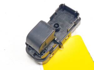 MANDO ELEVALUNAS DELANTERO DERECHO K0021 MAZDA CX-3 Autodesguaces Alicante