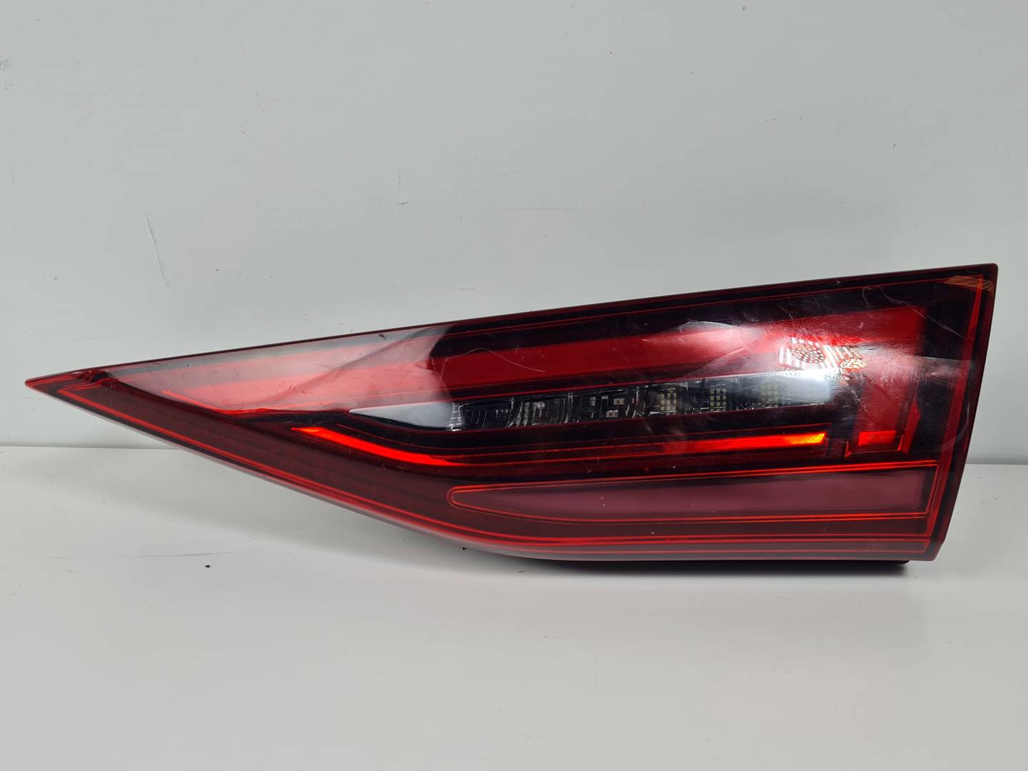 PILOTO TRASERO DERECHO INTERIOR - 8Y0945308 - AUDI - A3 SPORTBACK (8Y)