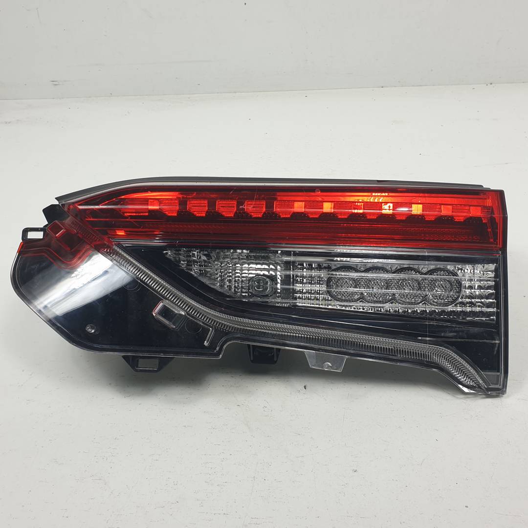 PILOTO TRASERO DERECHO INTERIOR - 8158042092 - TOYOTA - RAV4