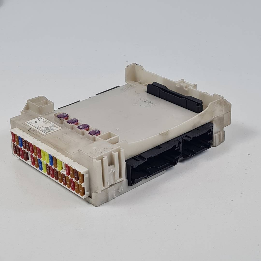 CAJA RELES / FUSIBLES - 8273042890 - TOYOTA - RAV4