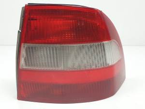 PILOTO TRASERO DERECHO 37360748 OPEL VECTRA B BERLINA Autodesguaces Alicante