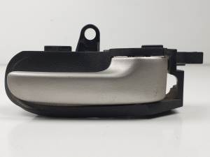 MANETA INTERIOR TRASERA DERECHA TOYOTA YARIS (NCP1/NLP1/SCP1) Autodesguaces Alicante