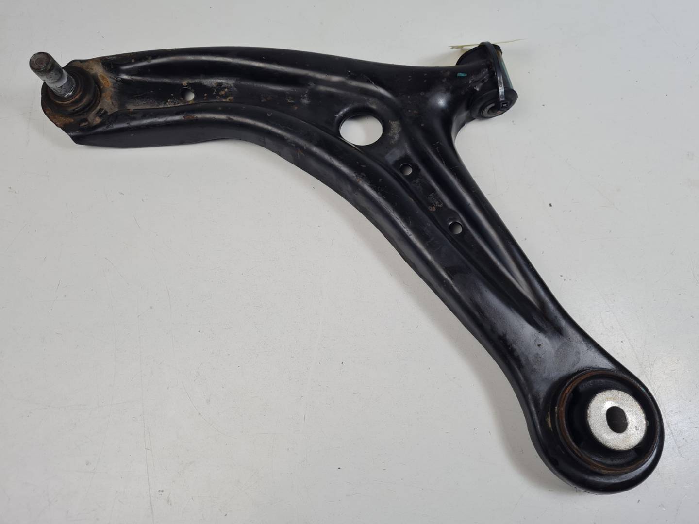 BRAZO SUSPENSION INFERIOR DELANTERO IZQUIERDO - E4B13051A2D - FORD - KA+ (CDU)