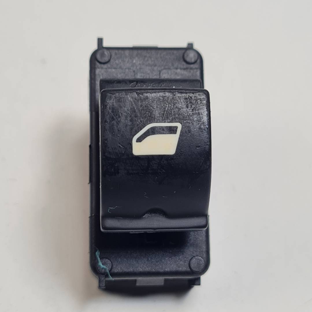 Commande de lève-vitre avant droite - 96662297XT - PEUGEOT - 5008 (T87)