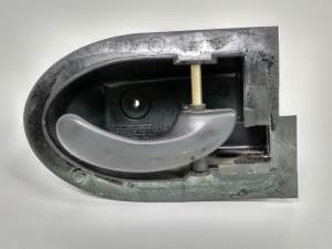 MANETA INTERIOR TRASERA DERECHA YS6196FGA22600AF FORD FIESTA BERLINA (DX) Autodesguaces Alicante