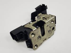 CERRADURA PUERTA DELANTERA DERECHA 805024978R DACIA DUSTER Autodesguaces Alicante