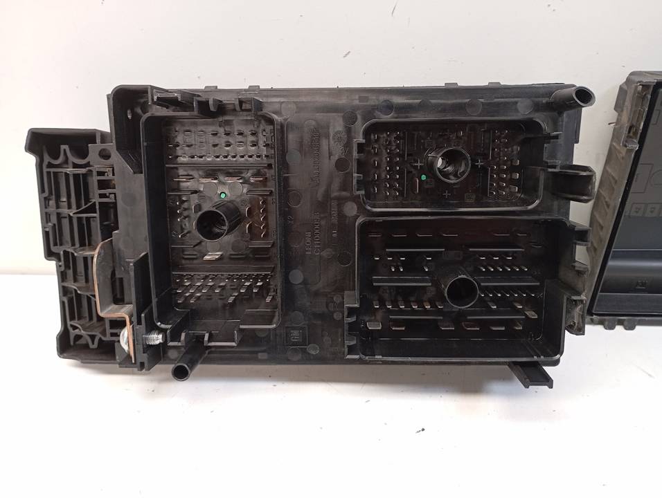 CAJA RELES / FUSIBLES