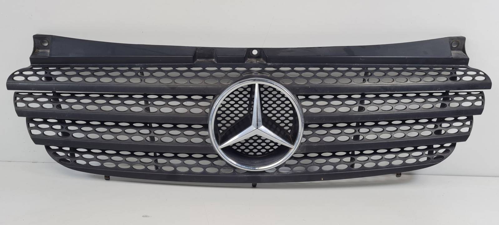 REJILLA DELANTERA A6398800185 MERCEDES VITO (W639) COMBI 06.2003 -> Autodesguaces Alicante