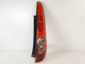 PILOTO TRASERO DERECHO 6S6113404A FORD FIESTA (CBK) Autodesguaces Alicante