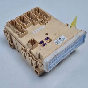 CAJA RELES / FUSIBLES 8273078021 LEXUS NX Series (AZ10) Autodesguaces Alicante