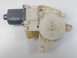 MOTOR ELEVALUNAS DELANTERO IZQUIERDO A2048200142 MERCEDES CLASE C (W204) BERLINA Autodesguaces Alicante