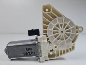MOTOR ELEVALUNAS DELANTERO DERECHO A1698201642 MERCEDES CLASE A (W169) Autodesguaces Alicante