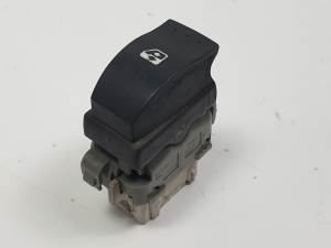 MANDO ELEVALUNAS TRASERO DERECHO 8200028464D RENAULT MEGANE II BERLINA 5P Autodesguaces Alicante