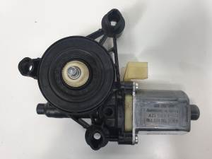 MOTOR ELEVALUNAS DELANTERO DERECHO 0130822716 SEAT LEON (5F1) Autodesguaces Alicante