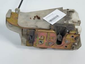 CERRADURA PUERTA TRASERA DERECHA 96FGA264A26BG FORD FIESTA BERLINA Autodesguaces Alicante