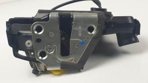 CERRADURA PUERTA DELANTERA DERECHA TOYOTA AVENSIS BERLINA (T25) Autodesguaces Alicante