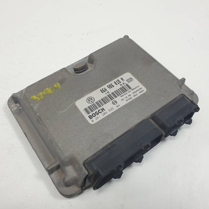 CENTRALITA MOTOR UCE 0261204935 VOLKSWAGEN NEW BEETLE (9C1/1C1) Autodesguaces Alicante