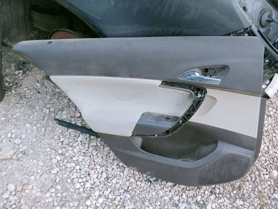 GUARNECIDO PUERTA TRASERA IZQUIERDA