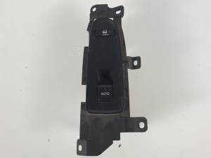 MANDO ELEVALUNAS DELANTERO DERECHO 8403030110 LEXUS GS (GS/US/WS19) Autodesguaces Alicante