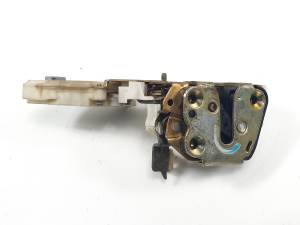 CERRADURA PUERTA TRASERA DERECHA 8255261U01 NISSAN MICRA (K11) Autodesguaces Alicante