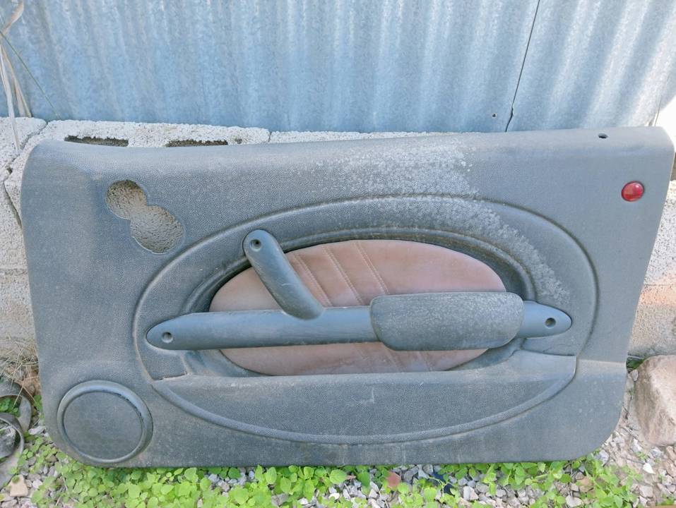 GUARNECIDO PUERTA DELANTERA DERECHA