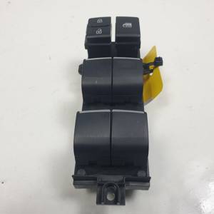 MANDO ELEVALUNAS DELANTERO IZQUIERDO 8404042050 TOYOTA RAV4 Autodesguaces Alicante